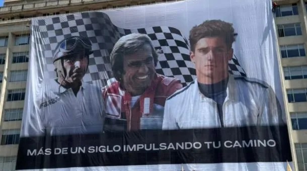 Instalaron una bandera gigante de Franco Colapinto junto a Fangio y Reutemann: ¿dónde está y cómo&nbsp;verlo?