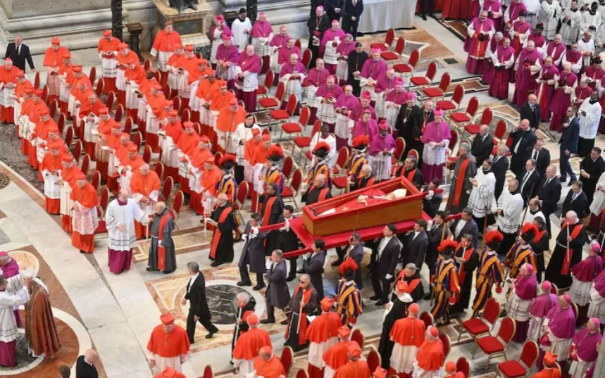 Miles de fieles despidieron al Papa Francisco en la Basílica de San&nbsp;Pedro