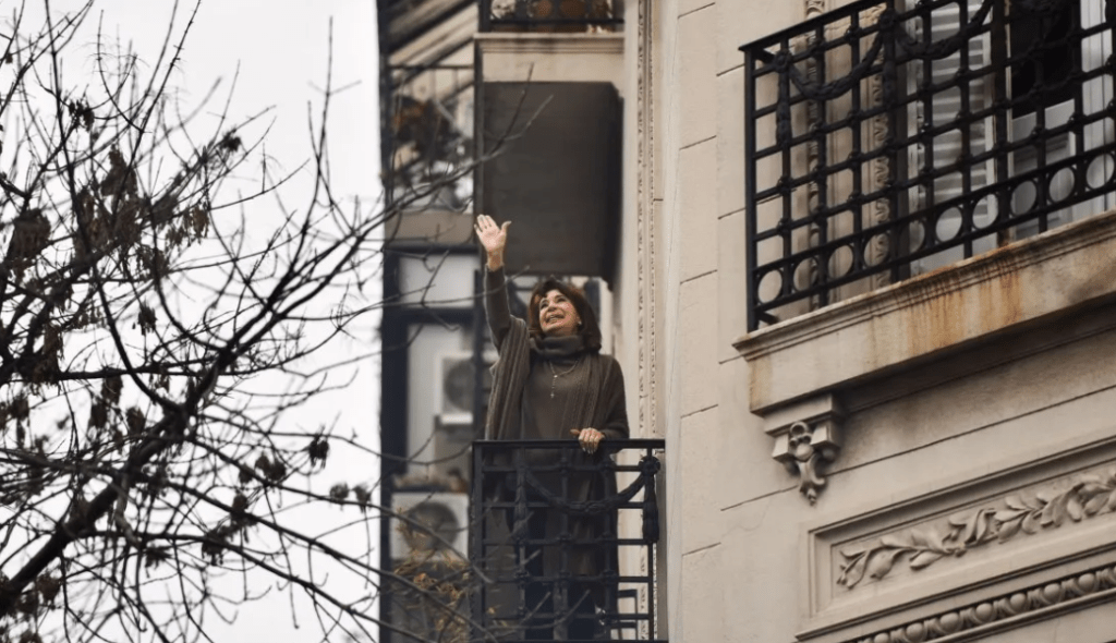 Cristina arengó desde su balcón: “¡Vamos a&nbsp;volver!”