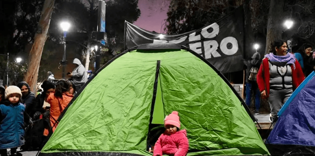 Desalojo en Neuquén: tensión en un acampe mapuche frente a Casa de&nbsp;Gobierno