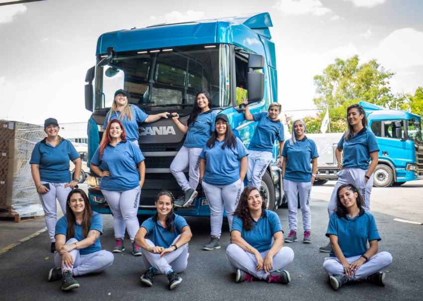 Mujeres esperan para formarse como conductoras de&nbsp;camiones