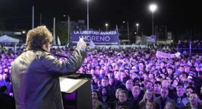 El changarín de la cocina: el trabajador que emocionó en la previa del acto de&nbsp;Milei