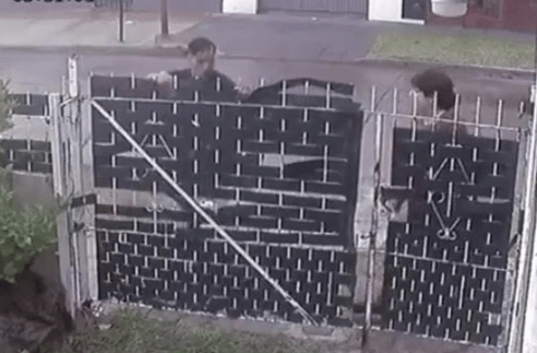 Intentó evitar un robo arrojando su celular a una casa, pero los ladrones igual se lo&nbsp;llevaron